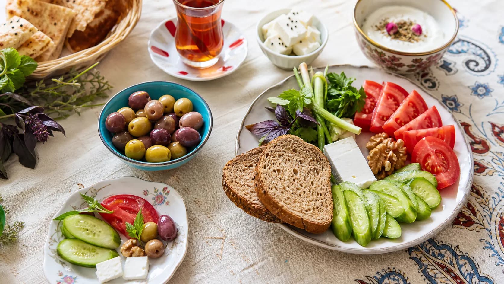 زیتون و مواد غذایی متنوع در یک وعده متعادل