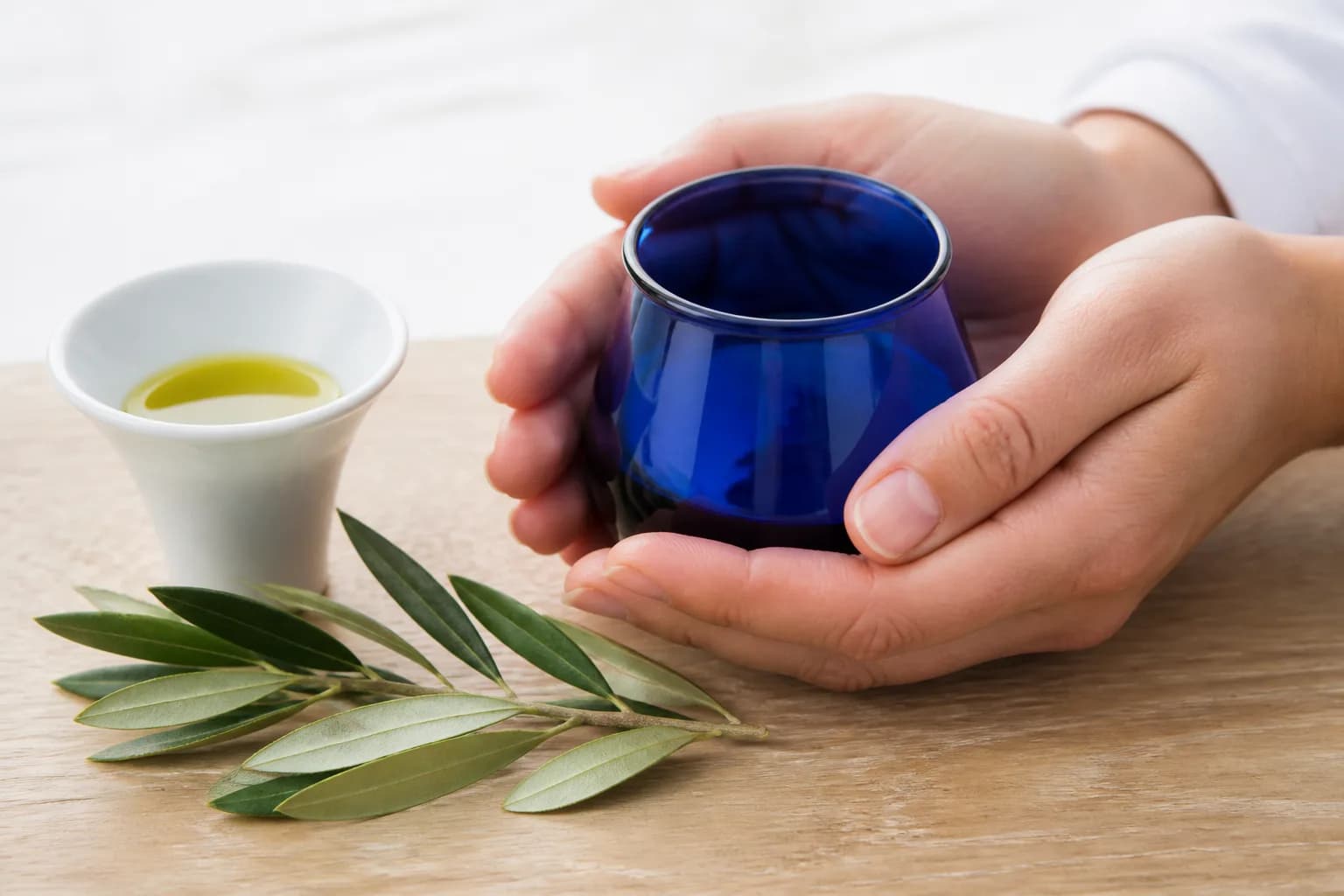 چشیدن عطر روغن زیتون در لیوان آبی استاندارد